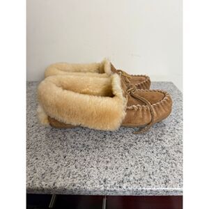 L.L. Bean Women’s Wicked Good Moccasin Slippers Shearling Lined Tan Suede Size 9